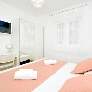 https://apartments-town.hotels-in-trogir.com